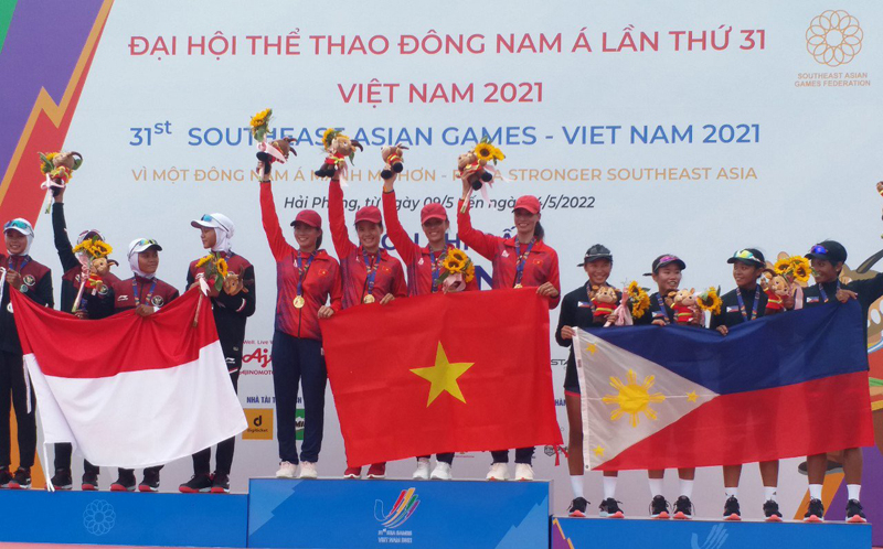 VĐV Lường Thị Thảo (Quảng Bình, người đứng thứ 2 áo đỏ kể từ phải qua) cùng với đồng đội đã giành HCV đua thuyền Rowing nội dung 4 mái chèo đôi nữ hạng nhẹ.