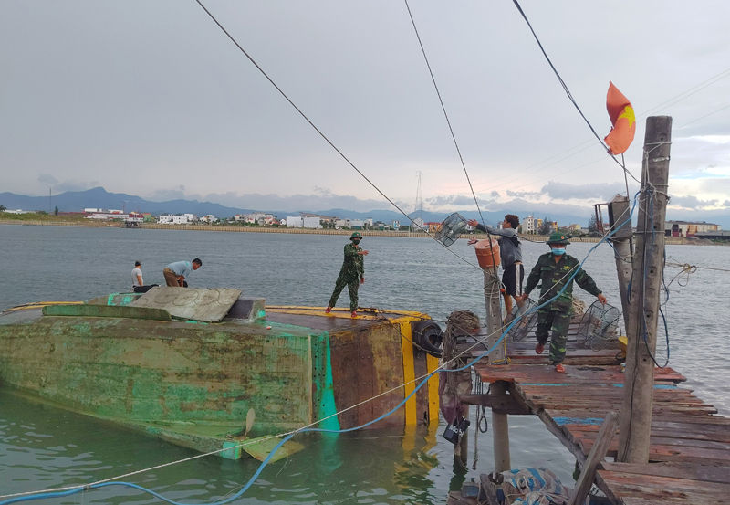 Tàu QB 92396 TS bị chìm trên sông Nhật Lệ.