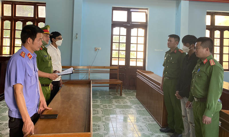 Cơ quan CSĐT Công an huyện Quảng Trạch tống đạt Quyết đinh khởi tố vụ án và khởi tố bị can đối với đối tượng gây rối trật tự công cộng tại quán Karaoke Night Star.