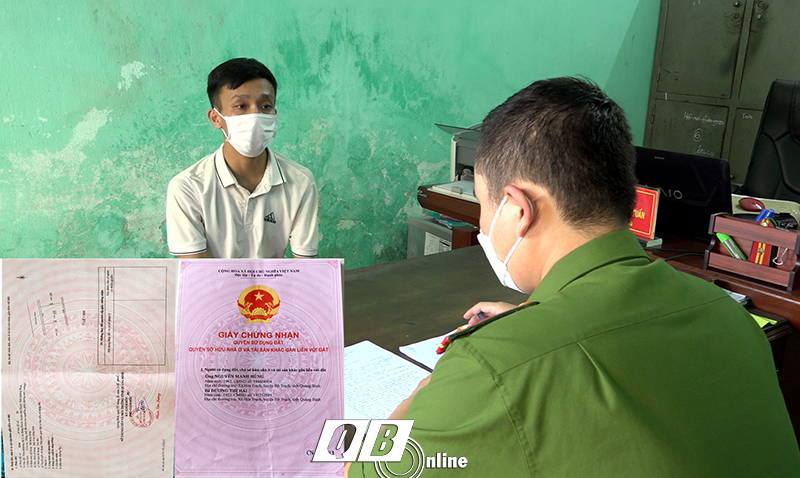 Đối tượng Nguyễn Văn Tuấn tại cơ quan công an và sổ đỏ giả mà đối tượng dùng để giao dịch mua bán đất.