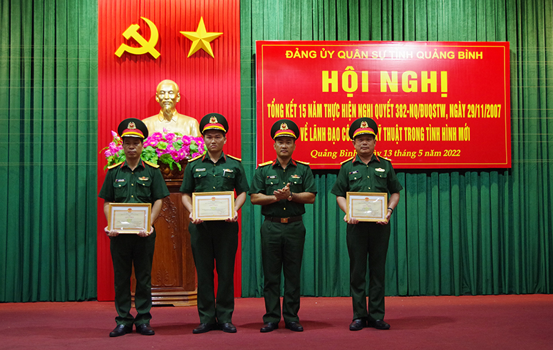 Thượng tá Đoàn Sinh Hòa, Ủy viên Ban Thường vụ Tỉnh ủy, Chỉ huy trưởng Bộ Chỉ huy Quân sự tỉnh trao thưởng cho các tập thể tiêu biểu