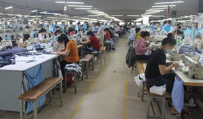 Đảng ủy Xí nghiệp May Hà Quảng luôn chú trọng gắn kết công tác xây dựng Đảng với hoạt động sản xuất, kinh doanh.