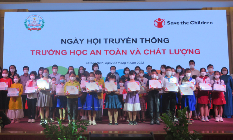 Ban Tổ chức trao nhiều giải thưởng cho HS có sản phẩm truyền thông ấn tượng.