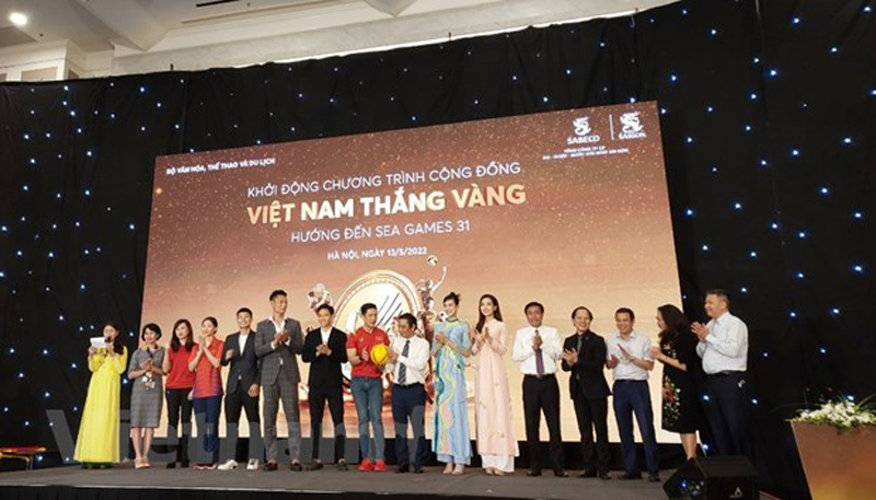 Thứ trưởng Bộ Văn hóa, Thể thao và Du lịch Hoàng Đạo Cương nhận quả bóng vàng từ ông Bennett Neo, Tổng Giám đốc SABECO, tượng trưng cho lời chúc Việt Nam thắng vàng. (Ảnh: Minh Thu/Vietnam+)