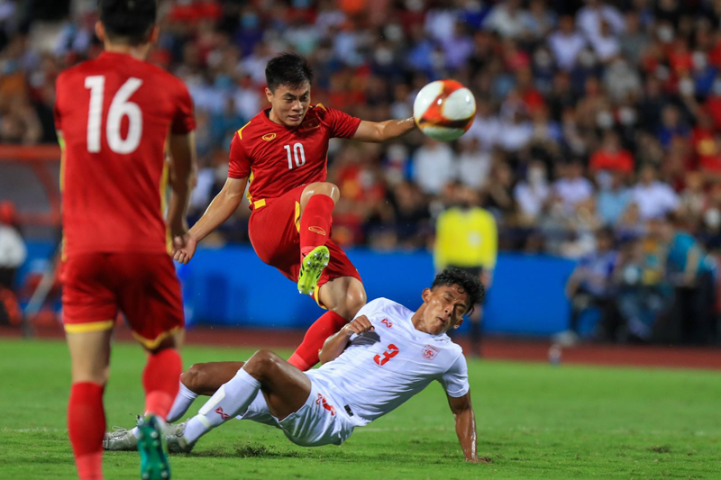 U23 Myanmar chơi bóng rất quyết liệt. ảnh Hoàng Linh