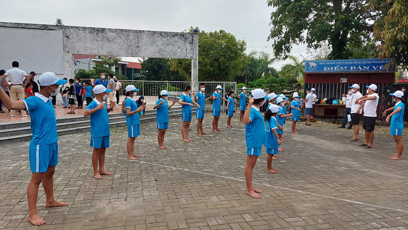 HS Lệ Thủy khởi động trước khi tranh tài tại Giải điền kinh, bơi lội HS cấp tỉnh
