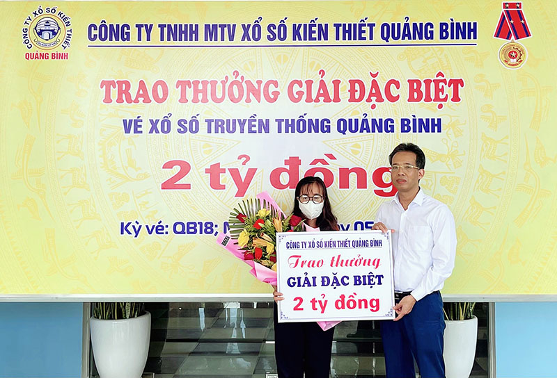 Lãnh đạo Công ty Xổ số kiến thiết Quảng Bình trao 2 tỷ đồng cho khách hàng trúng thưởng