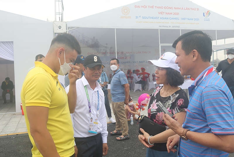  Lãnh đạo Sở VH&TT Quảng Bình đã động viên VĐV Dương Anh Đức cùng HLV môn đua thuyền Canoeing.