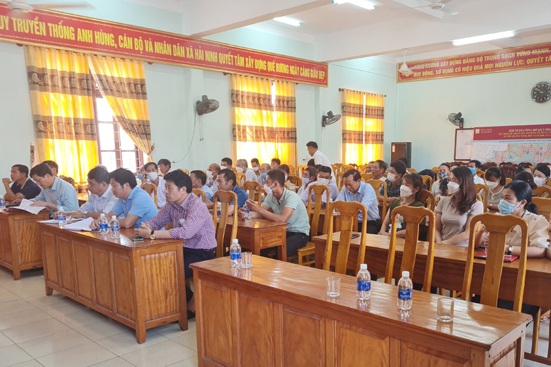 Đông đảo cán bộ và nhân dân trong vùng dự án tham gia các cuộc họp tham vấn do Công ty Cổ ohaanf Điện gió B&T tổ chức.