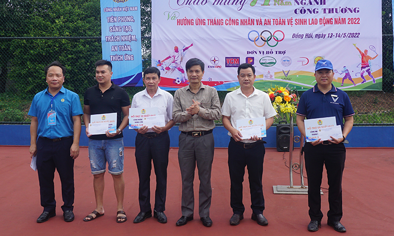 Đại diện lãnh đạo LĐLĐ tỉnh và Công đoàn Ngành Công thương trao quà hỗ trợ đoàn viên công đoàn có hoàn cảnh khó khăn.
