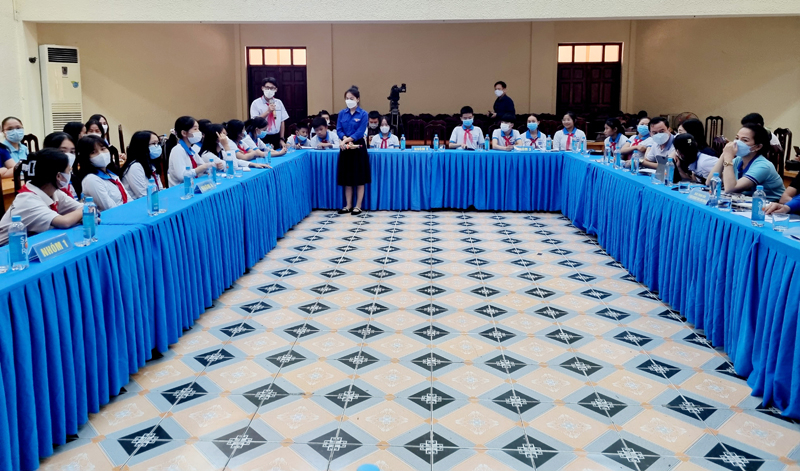 Các thành viên Hội đồng trẻ em tỉnh thảo vấn các vấn đề liên quan đến trẻ em
