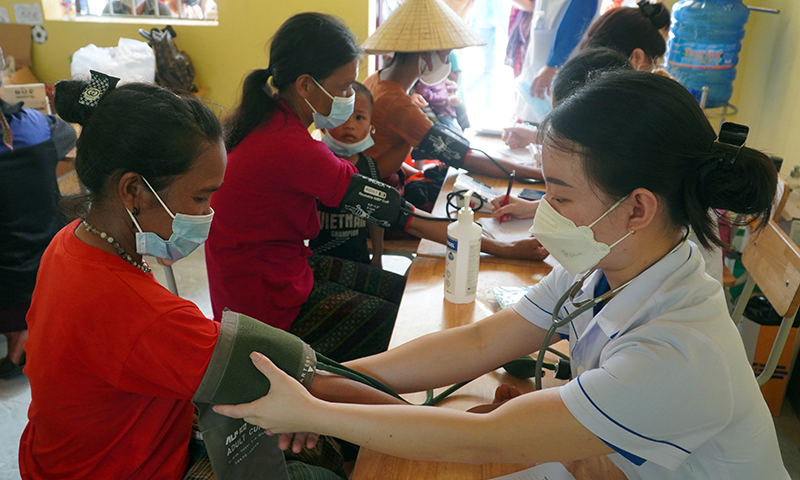 Các thành viên CLB Thầy thuốc trẻ làm theo lời Bác khám bệnh cho đồng bào bản Khe Cát
