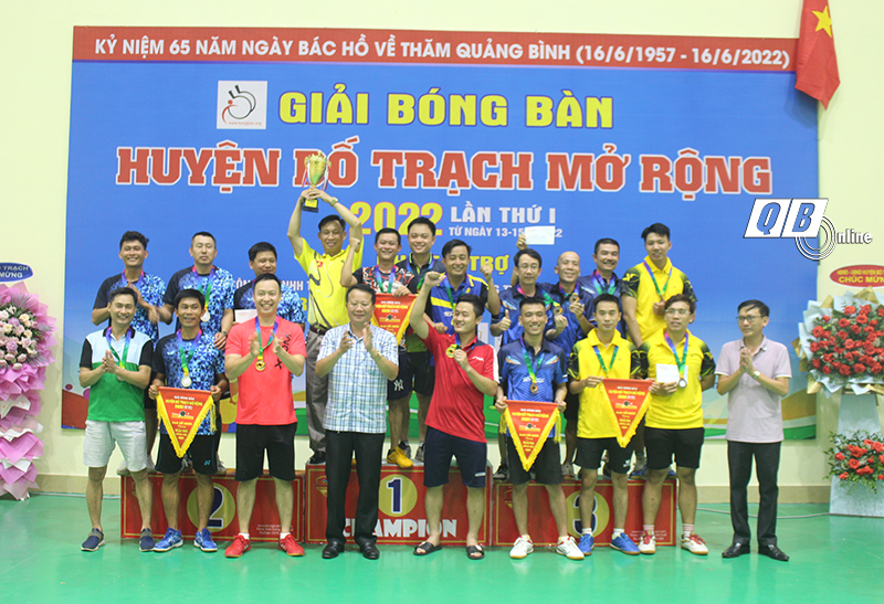 Ban Tổ chức trao giải nhất, nhì, ba cho các đội đạt giải nội dung đồng đội hỗn hợp.