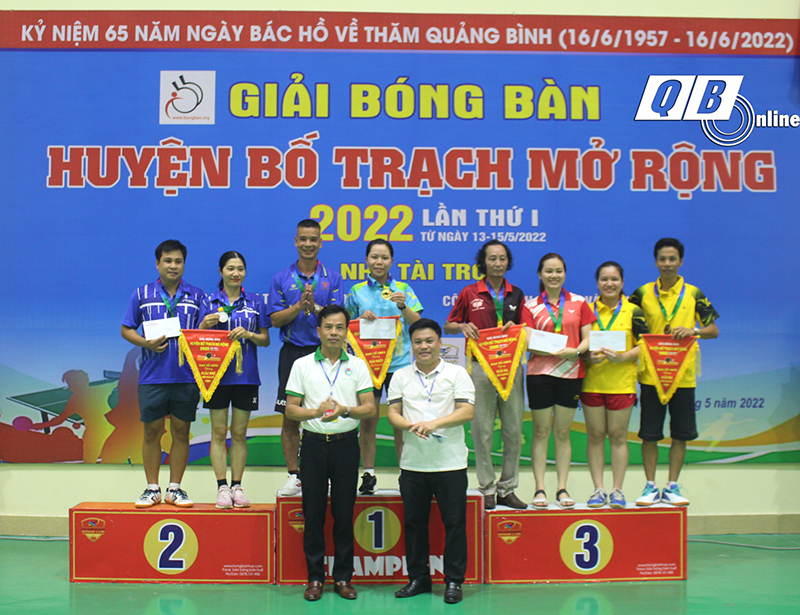 Ban Tổ chức trao giải nhất, nhì, ba cho các đội đạt giải nội dung đôi nam, nữ.