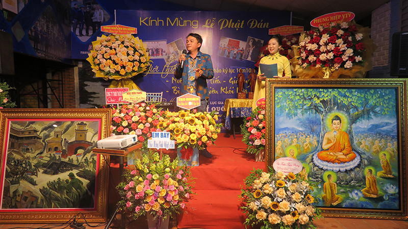 Họa sỹ, nghệ nhân Võ Quý Quốc trong buổi ra mắt bản phác thảo tranh
