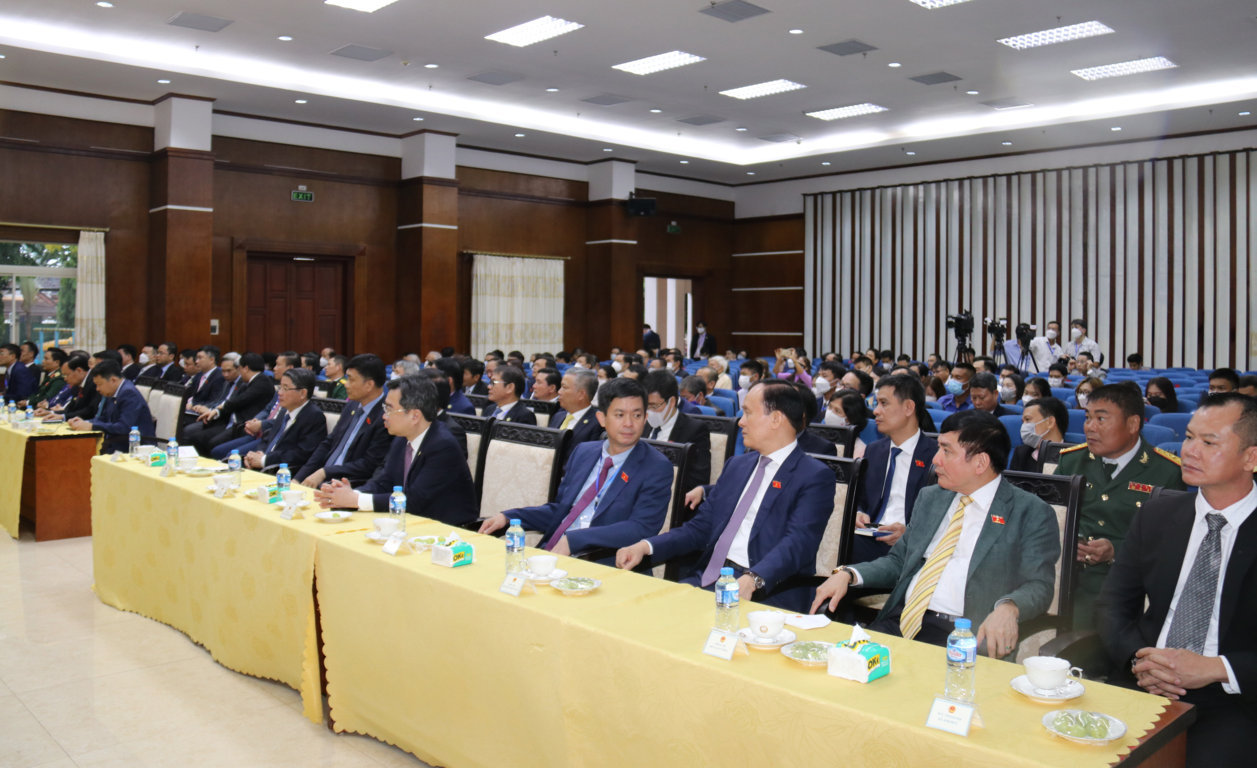 Hàng trăm Kiều bào tại Lào, sinh viên Việt Nam đang theo học tại Lào, cán bộ, nhân viên Đại sứ quán Việt Nam tại Lào tham dự cuộc gặp, chiều 15/5.