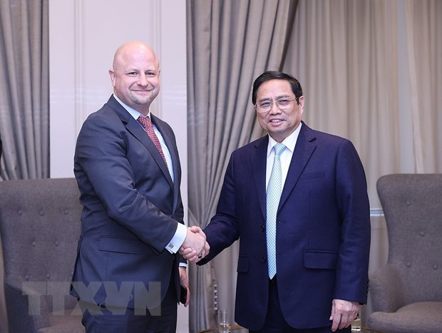 Thủ tướng Phạm Minh Chính tiếp ông Brendan Duval, Giám đốc đối tác Tập đoàn Glenfarne. (Ảnh: Dương Giang/TTXVN)