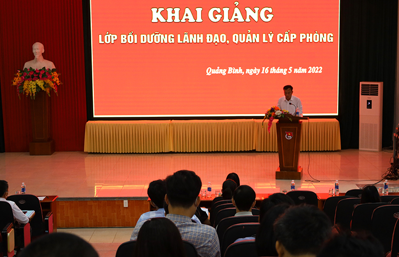 Đại diện lãnh đạo Sở Nội vụ phát biểu khai giảng lớp bồi dưỡng.