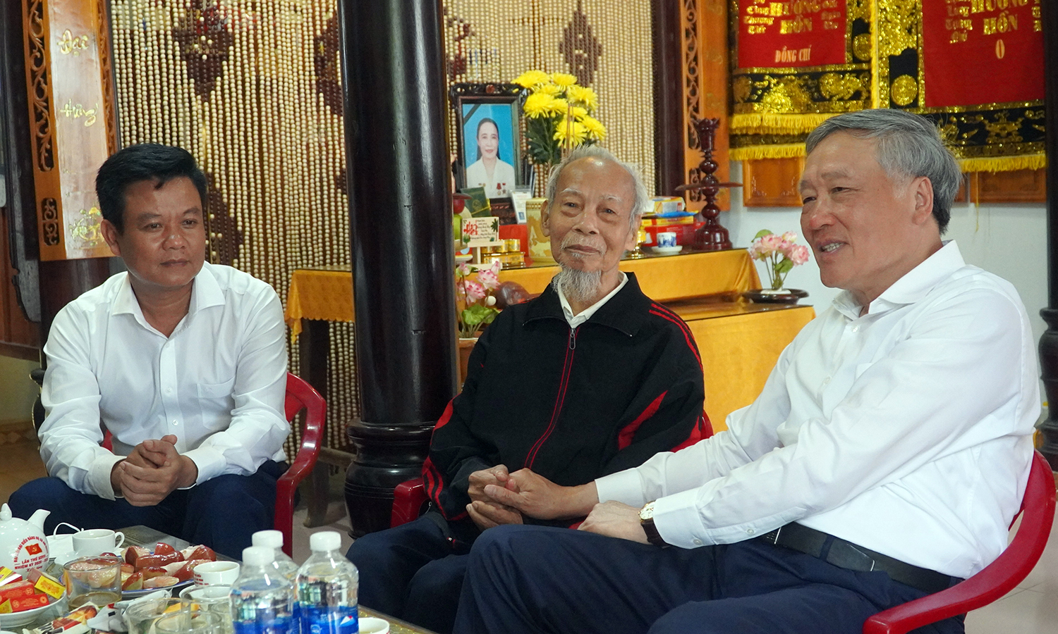 Đồng chí Nguyễn Hòa Bình chúc ông Mai Xuân Tấn sống vui, sống khỏe, luôn là tấm gương sáng cho các thế hệ noi theo