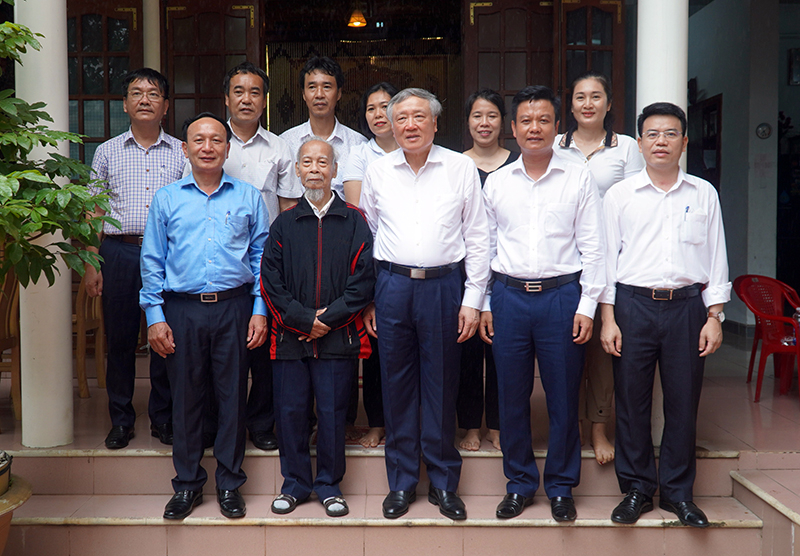 Đồng chí Nguyễn Hòa Bình và đồng chí Trần Hải Châu chụp ảnh lưu niệm cùng ông Mai Xuân Tấn và gia đình.