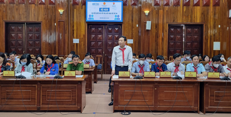 Đại biểu trả lời các vấn đề, kiến nghị của các em.