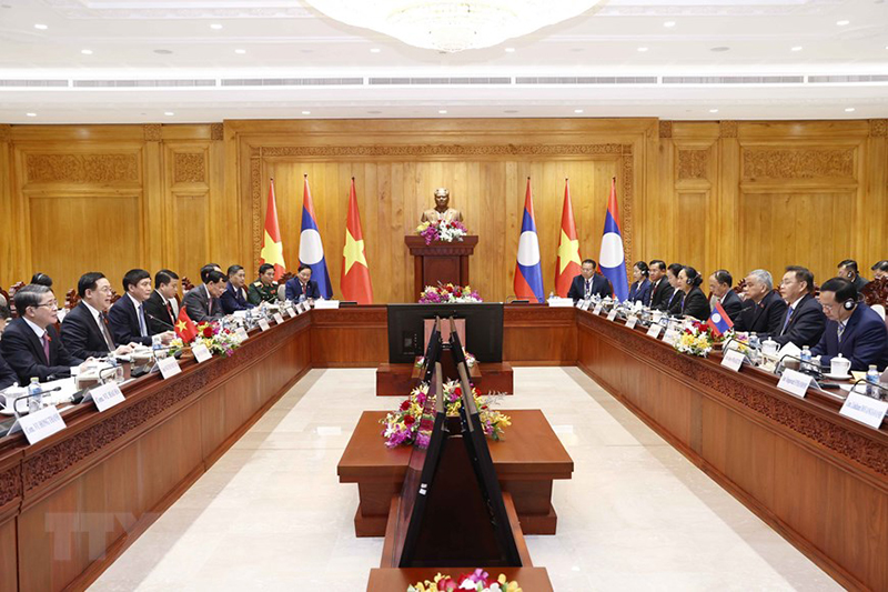  Chủ tịch Quốc hội Vương Đình Huệ hội đàm với Chủ tịch Quốc hội Lào Saysomphone Phomvihane. (Ảnh: Doãn Tấn/TTXVN)