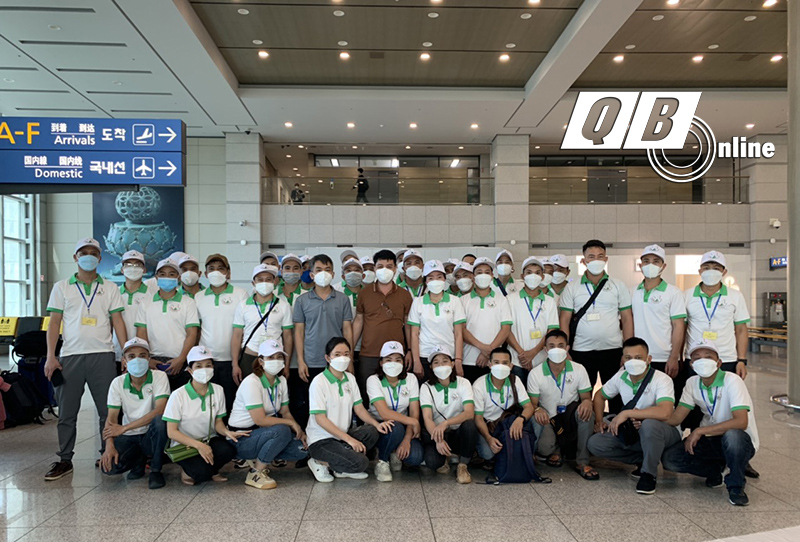 2 cán bộ của Sở LĐ-TB và XH dẫn đoàn bàn giao cho chính quyền thành phố Yeongju. 