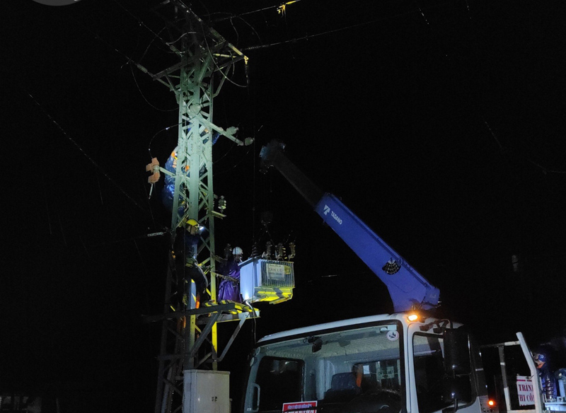 Công nhân ngành điện xử lý sự cố mất điện trong đêm 15/5