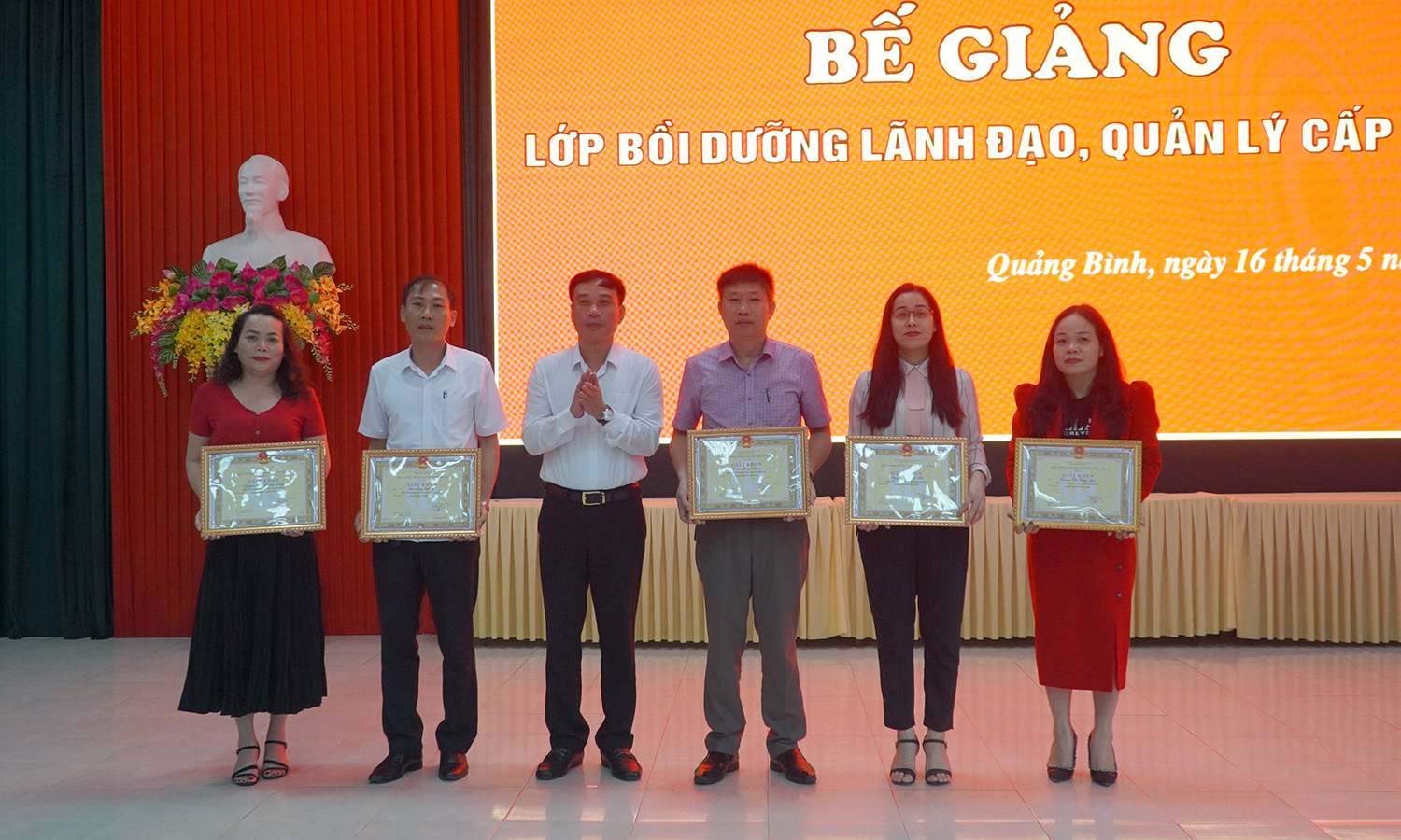 Đại diện lãnh đạo Sở Nội vụ trao giấy khen cho các học viên tiêu biểu 
