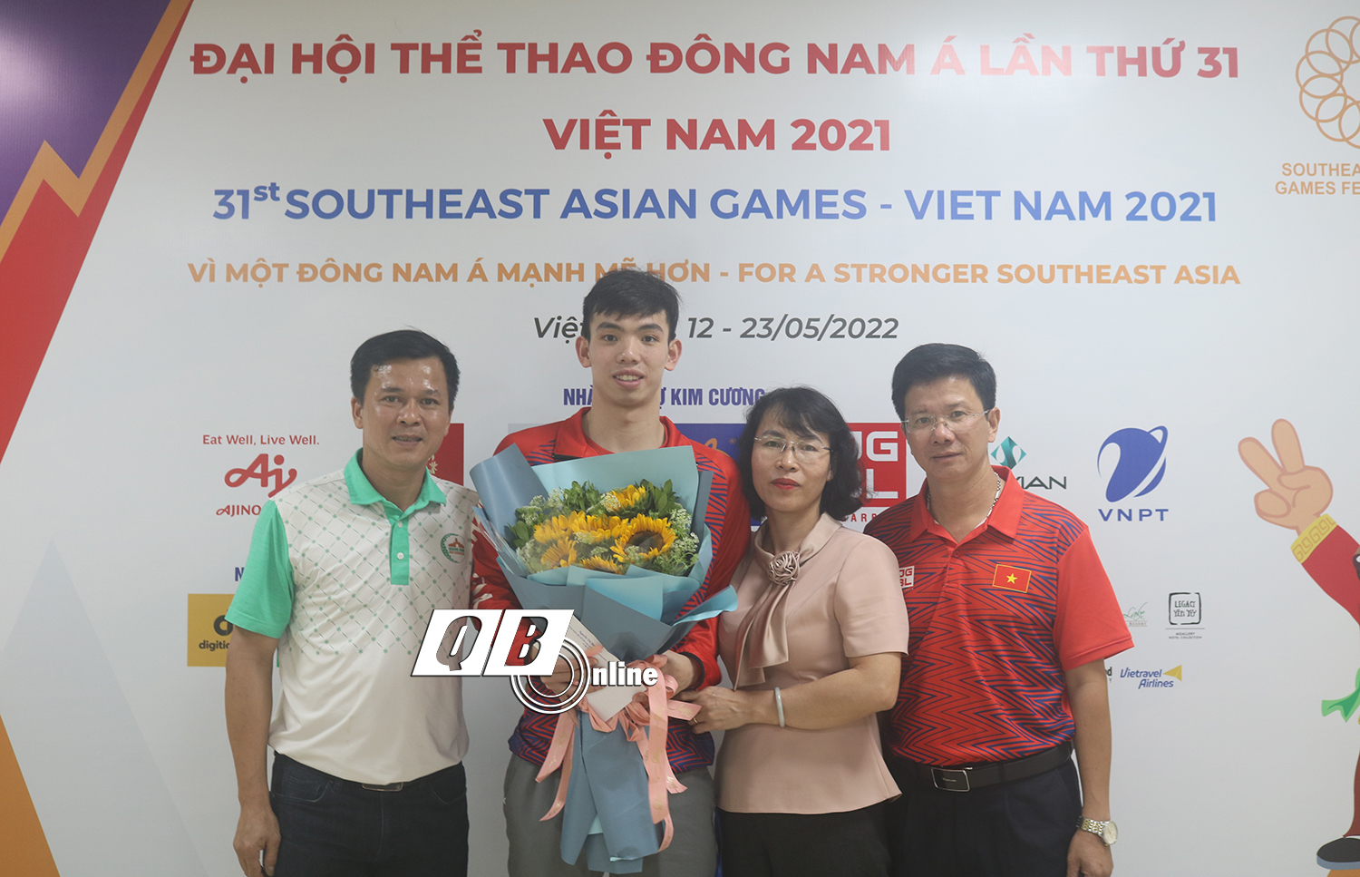 Ngay sau lễ trao giải, lãnh đạo Sở VH-TT tỉnh Quảng Bình đến tặng hoa, quà chúc mừng VĐV Nguyễn Huy Hoàng.