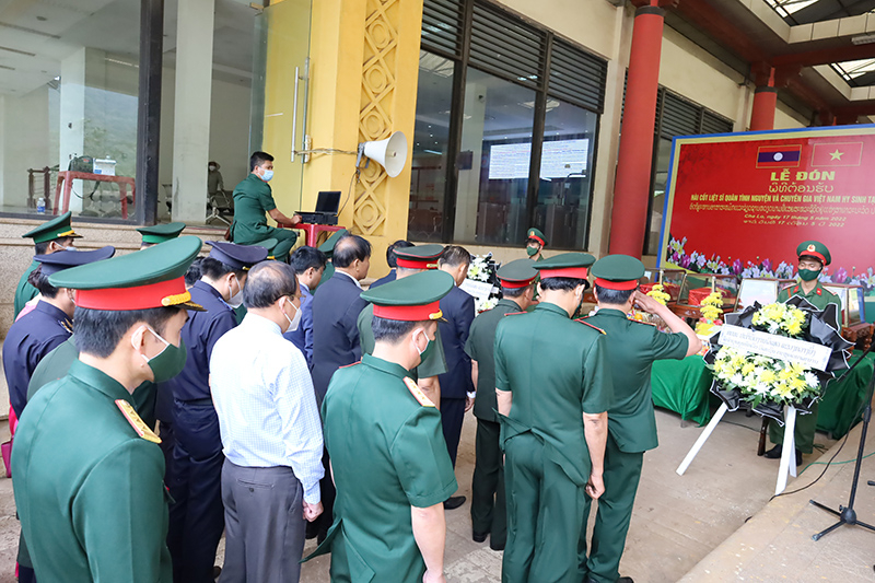Tham dự buổi lễ có đại diện lãnh đạo, cán bộ, LLVT hai tỉnh Quảng Bình và Khăm Muộn (Lào).