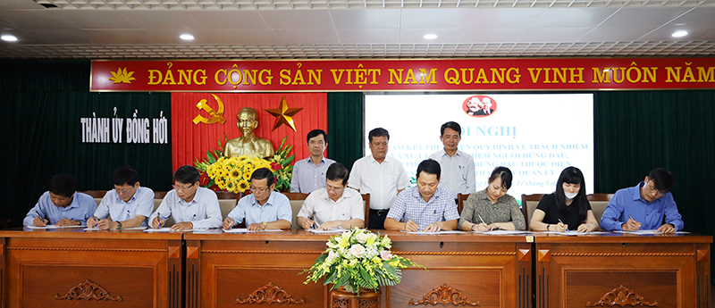  Các đồng chí Thường trực Thành ủy Đồng Hới chứng giám các đồng chí trong Ban Chấp hành Đảng bộ ký cam kết.