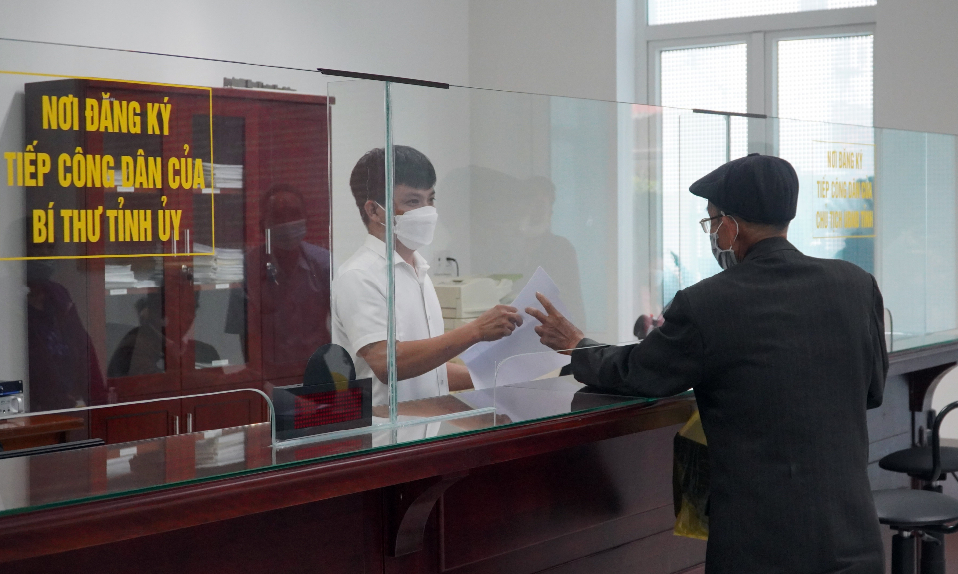 Người dân thực hiện các thủ tục đăng ký buổi tiếp và đối thoại với dân