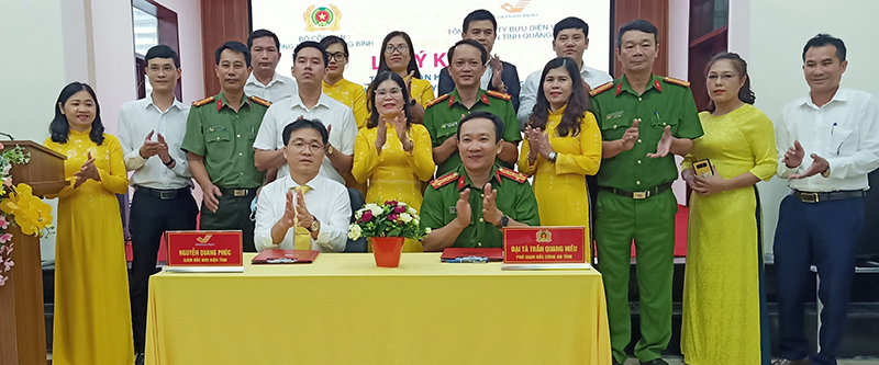 Bưu điện tỉnh vừa tổ chức lễ ký kết thỏa thuận hợp tác với Công an tỉnh về việc tiếp nhận hồ sơ và chuyển trả kết quả giải quyết thủ tục hành chính (TTHC) 