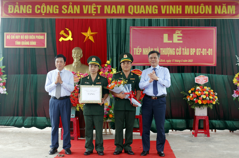 Lãnh đạo tỉnh tặng quả Hải đội 2.