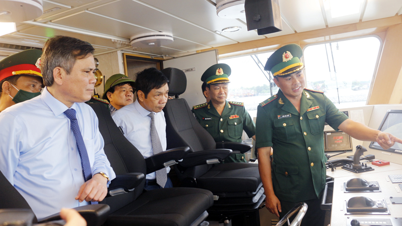 Lãnh đạo tỉnh tham quan tàu.