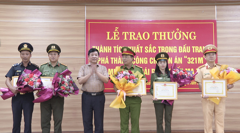 Chủ tịch UBND huyện Quảng Trạch tặng giấy khen và thưởng nóng cho các tập thể có thành tích xuất sắc trong chuyên án