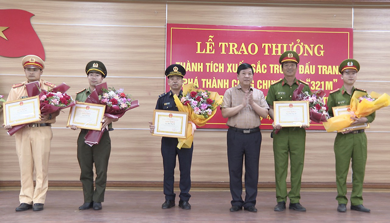 Chủ tịch UBND huyện tặng giấy khen và thưởng nóng các cá nhân có thành tích xuất sắc trong chuyên án