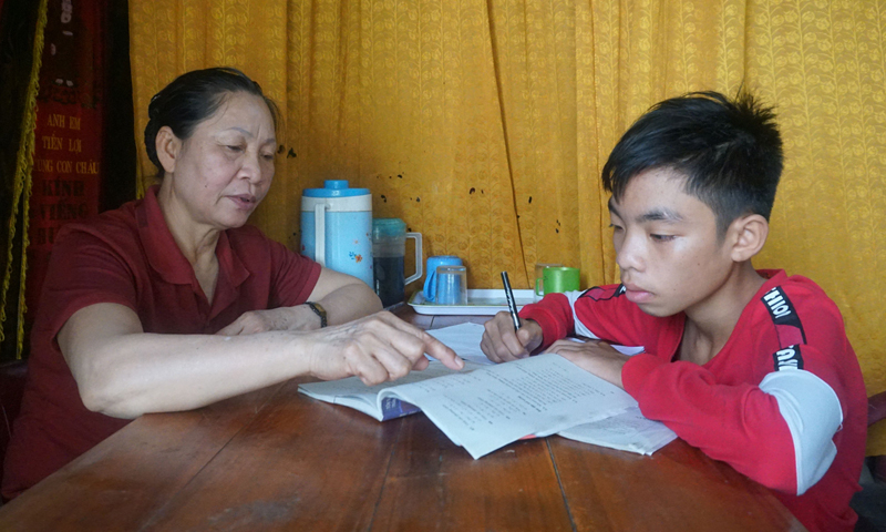 Bí thư Chi bộ xóm 7, kiêm Trưởng ban công tác Mặt trận thôn Vân Tiền (xã Quảng Lưu) Trương Thị Hiển nhận làm “mẹ đỡ đầu” cho Cao Xuân Sỹ, một trường hợp mồ côi trong thôn.