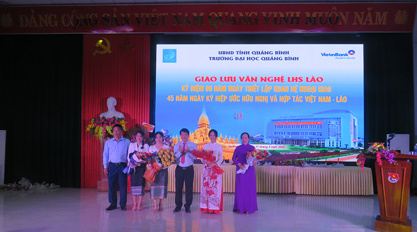 Trường ĐHQB tặng hoa chúc mừng các đội văn nghệ