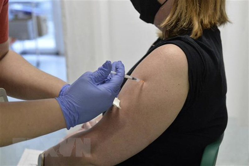 Nhân viên y tế tiêm vaccine phòng COVID-19 cho người dân tại Budapest, Hungary, ngày 22/11/2021. (Ảnh: AFP/TTXVN)