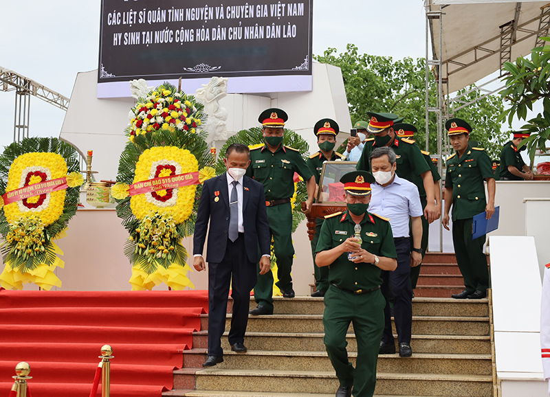 Đồng chí Bí thư Tỉnh ủy Vũ Đại Thắng và đồng chí Kẹo U Đon Bụt Xing Khỏn, Phó Tỉnh trưởng tỉnh Khăm Muộn tiễn đưa các liệt sỹ về nơi an nghỉ cuối cùng. 