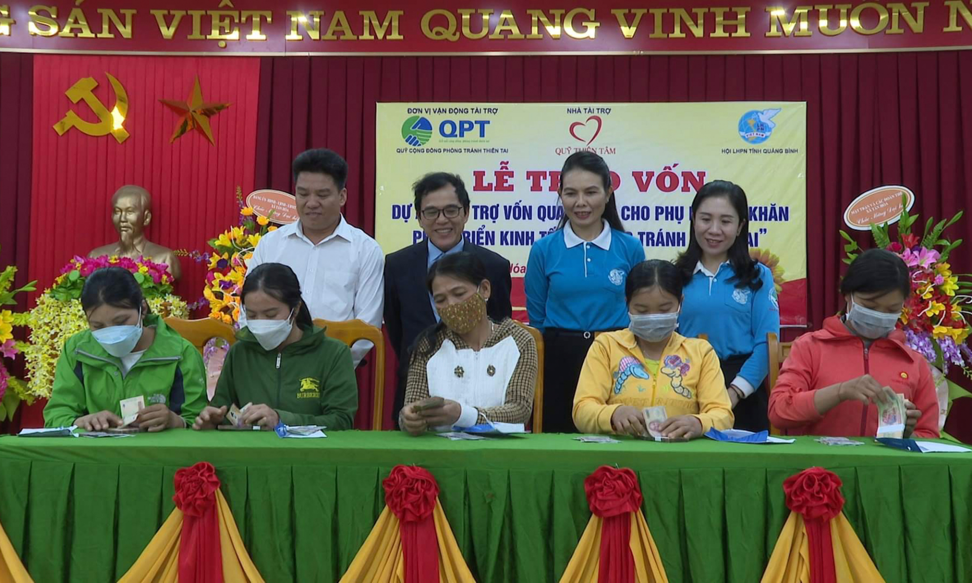 Các hội viên nhận vốn ký cam kết sử dụng nguồn vốn hiệu quả, đúng mục đích.