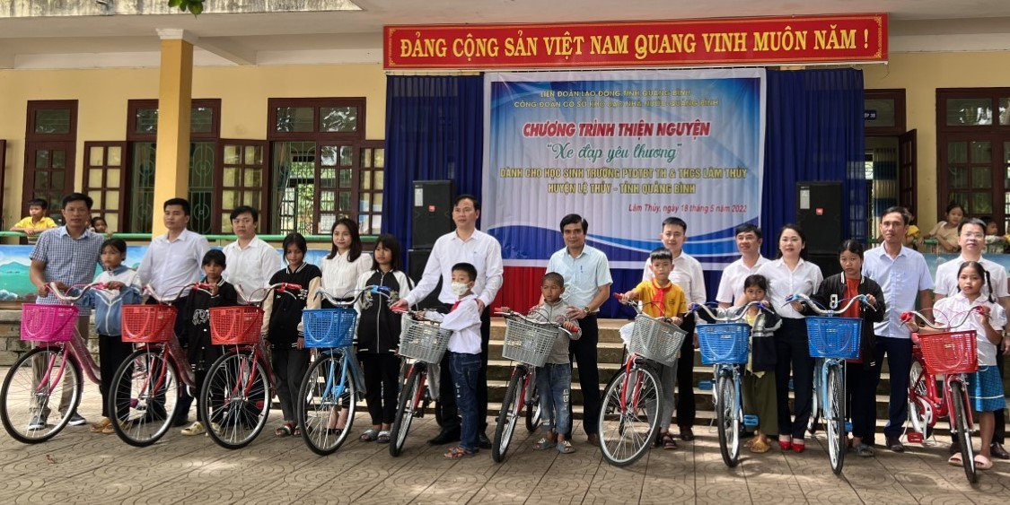 Trao xe đạp cho học sinh có hoàn cảnh đặc biệt khó khăn tại trường Phổ thông dân tộc bán trú Tiểu học và THCS Lâm Thủy (Lệ Thủy).