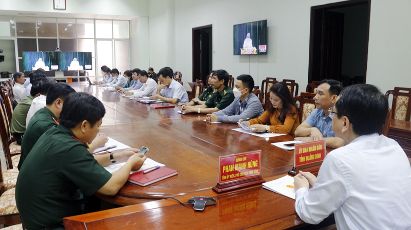 Đại diện lãnh đạo các sở, ban ngành dự hội nghị trực tuyến.