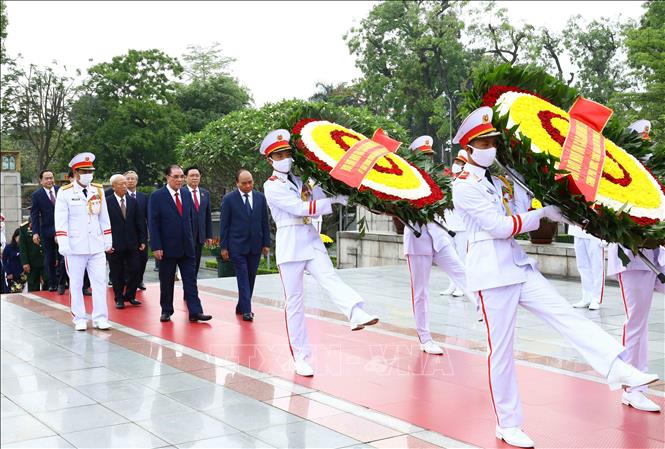 Các đồng chí lãnh đạo Đảng, Nhà nước đến đặt vòng hoa viếng các Anh hùng liệt sỹ. 