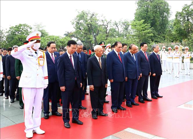 Các đồng chí lãnh đạo Đảng, Nhà nước tưởng niệm các Anh hùng liệt sỹ. 