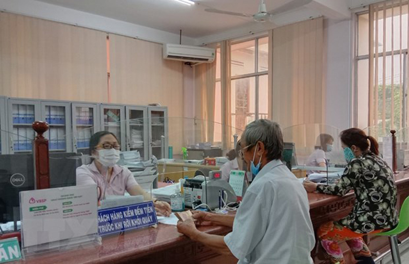 Ngân hàng chính sách xã hội chi nhánh tỉnh Bến Tre giải ngân nguồn vốn đồng hành cùng người dân phục hồi sản xuất. (Ảnh: Chương Đài/TTXVN)