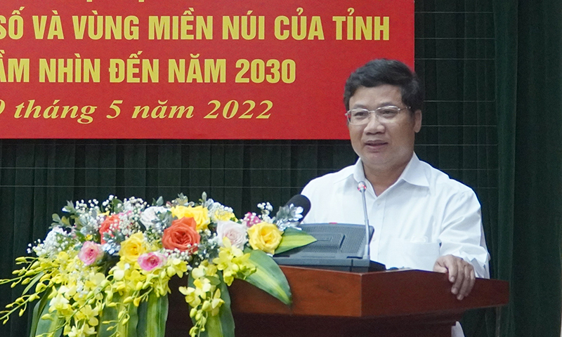 Đồng chí Trưởng ban Tuyên giáo Tỉnh ủy Cao Văn Định phát biểu tại hội nghị