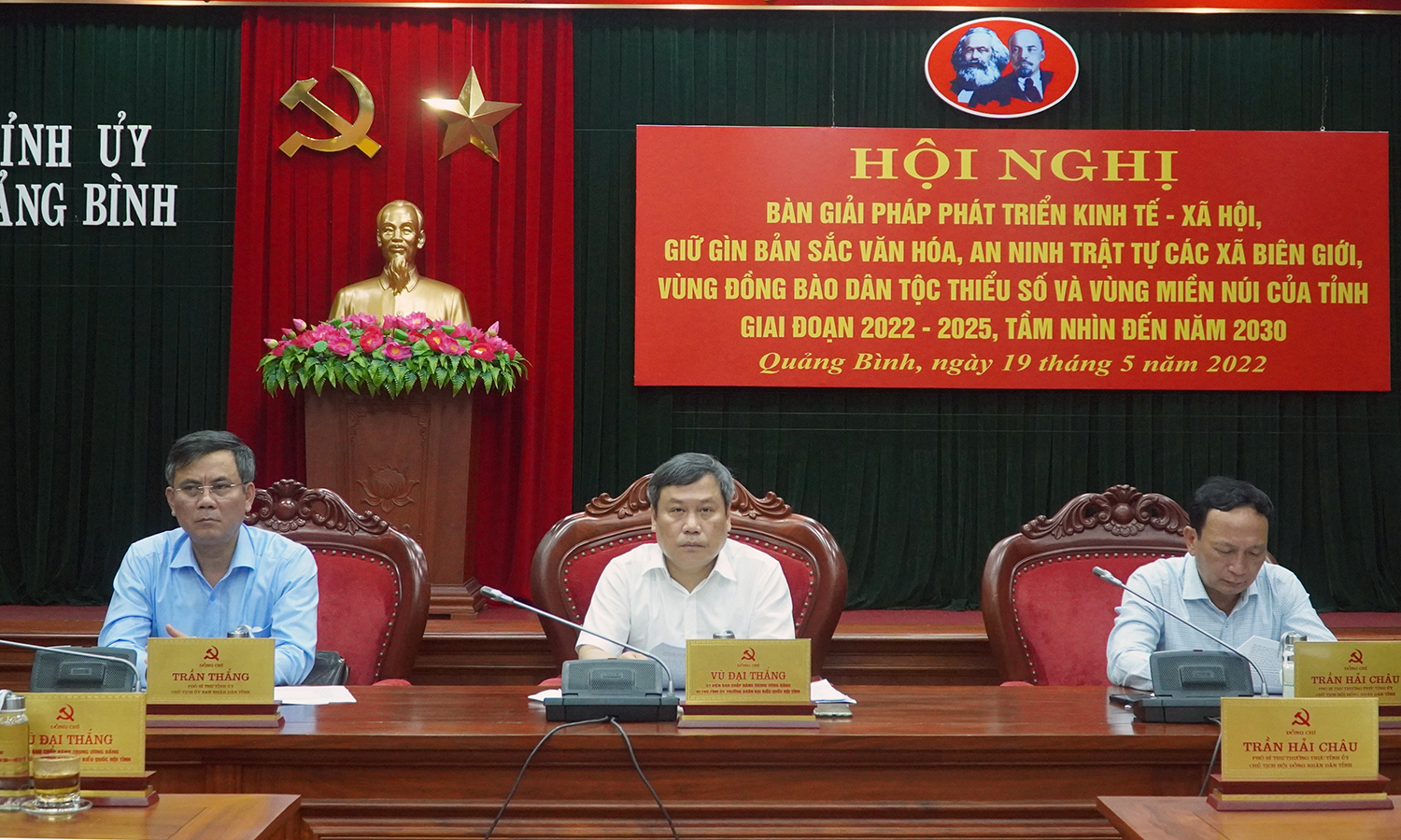 Các đồng chí trong Thường trực Tỉnh ủy điều hành hội nghị